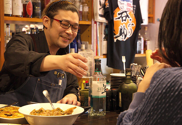 ジャパンクラフトのお酒をオススメするオーナー